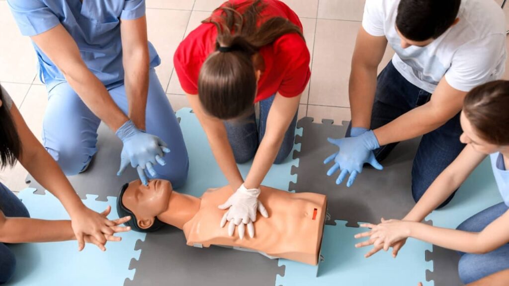 Training P3K (Pertolongan Pertama Pada Kecelakaan)